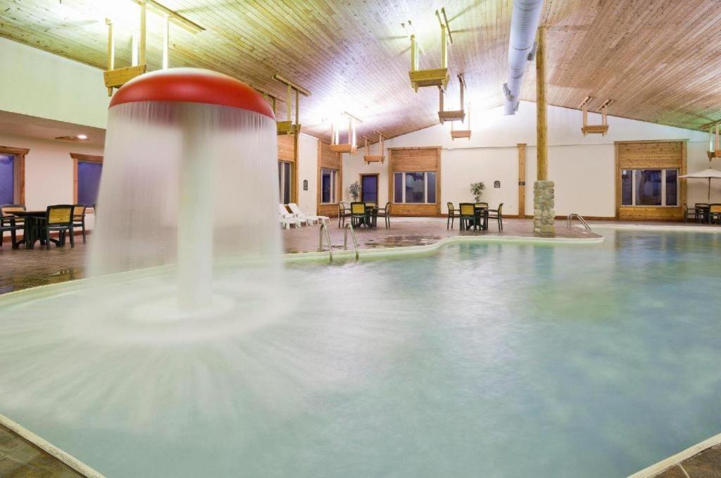 Holiday Inn Express Munising-Lakeview Hotel By Ihg Zewnętrze zdjęcie